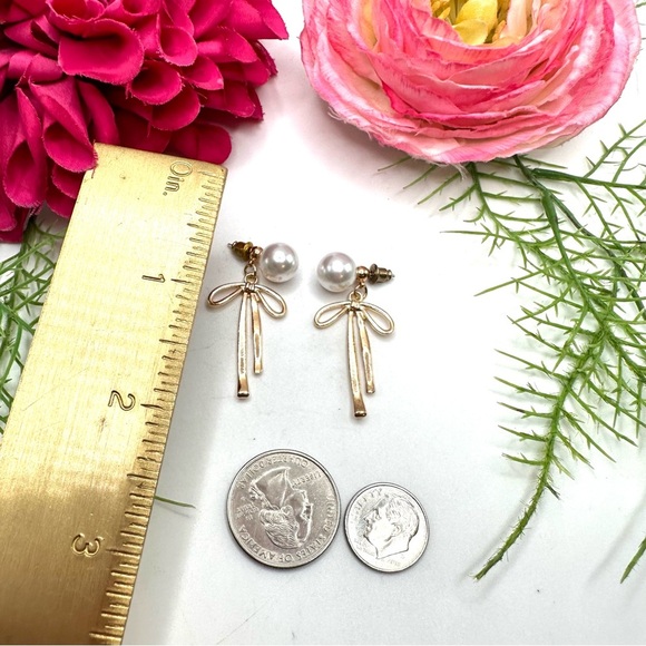 NEW⚜️Classy Pearl Golden Bow Ribbon Tie Earrings - Picture 3 of 3
